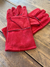 Load image into Gallery viewer, Calfire Heat Resistant GLOVES Gauntlets STOVE LOG BURNER FIRE BBQ 1 PAIR RED
